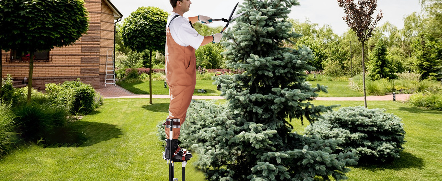 садовник использует сваи из гипсокартона VEVOR для обрезки высокого дерева на ухоженном заднем дворе.