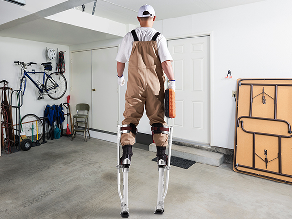 darbuotojas, naudojant VEVOR gipso polių dėl lubų išlaikymo garažas ir biuro erdvę.