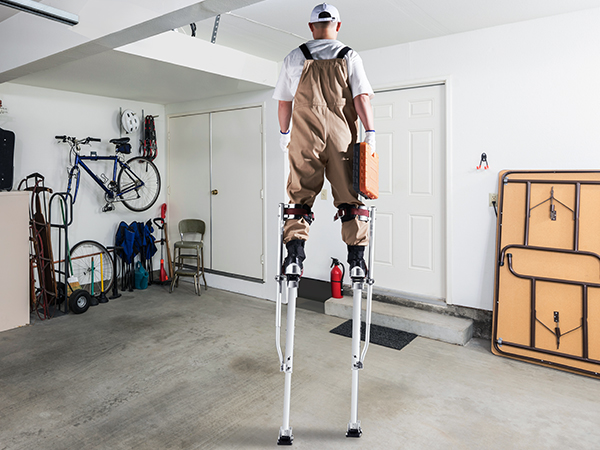 рабочий на сваях из гипсокартона VEVOR устанавливает потолочную плитку в гараже и на строительной площадке.