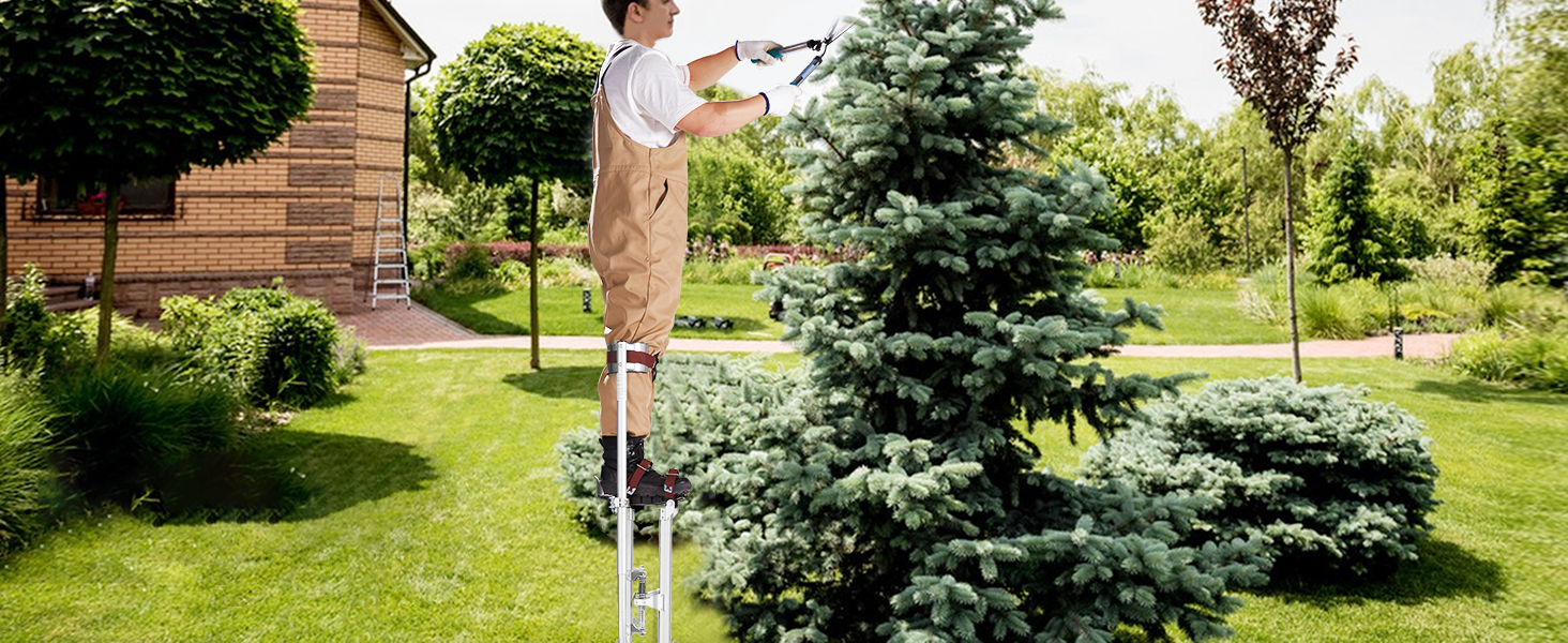 садовник использует гипсокартонные сваи VEVOR для обрезки дерева на пышном зеленом заднем дворе кирпичного дома.