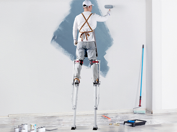 профессионал, использующий сваи для гипсокартона VEVOR для покраски высоких стен в окружении малярных инструментов и материалов.