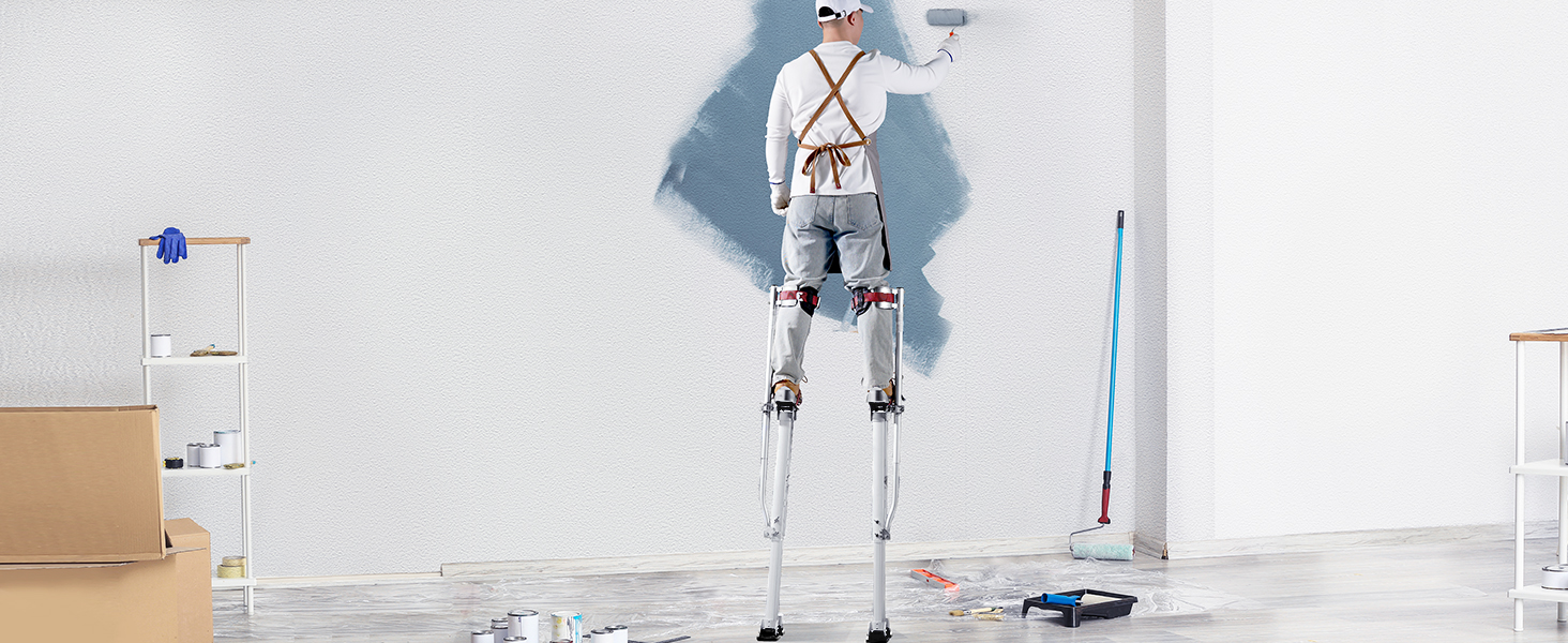 профессионал, использующий сваи для гипсокартона VEVOR для покраски высоких стен в окружении малярных инструментов и материалов.