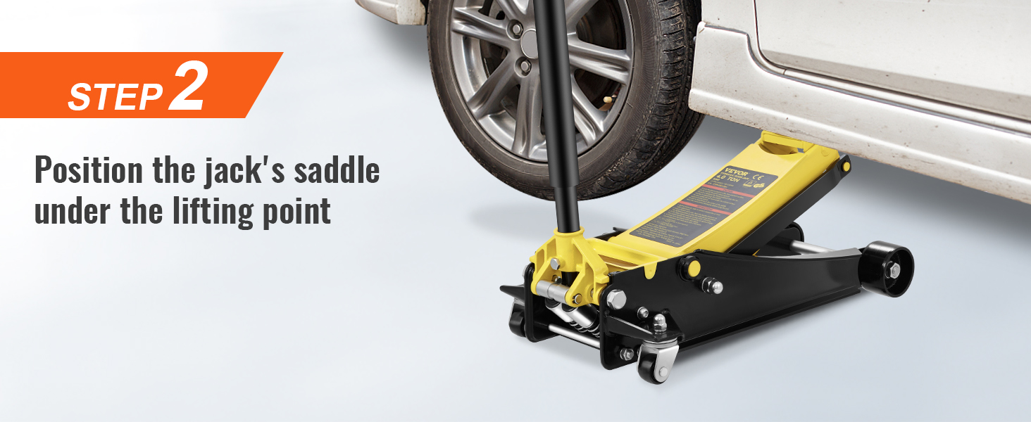 Novietojiet VEVOR grīdas domkratu zem automašīnas pacelšanas punkta, nodrošinot pareizu izlīdzinājumu drošai pacelšanai.