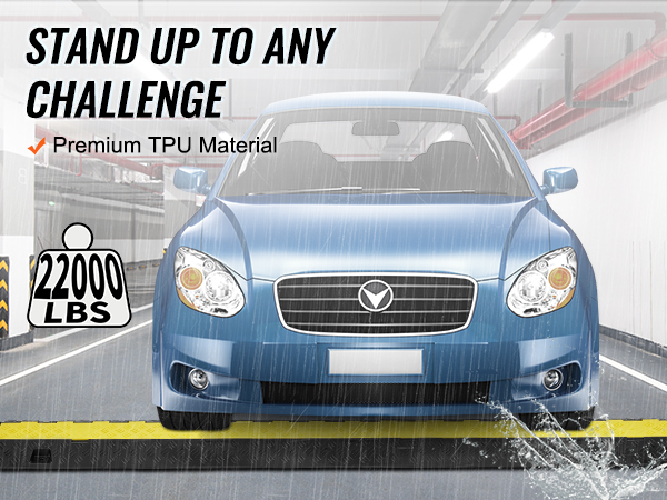 Zila automašīna lietū brauc pa VEVOR kabeļu aizsargu rampu, izturot 22000 mārciņas; izgatavota no augstākās kvalitātes TPU materiāla.