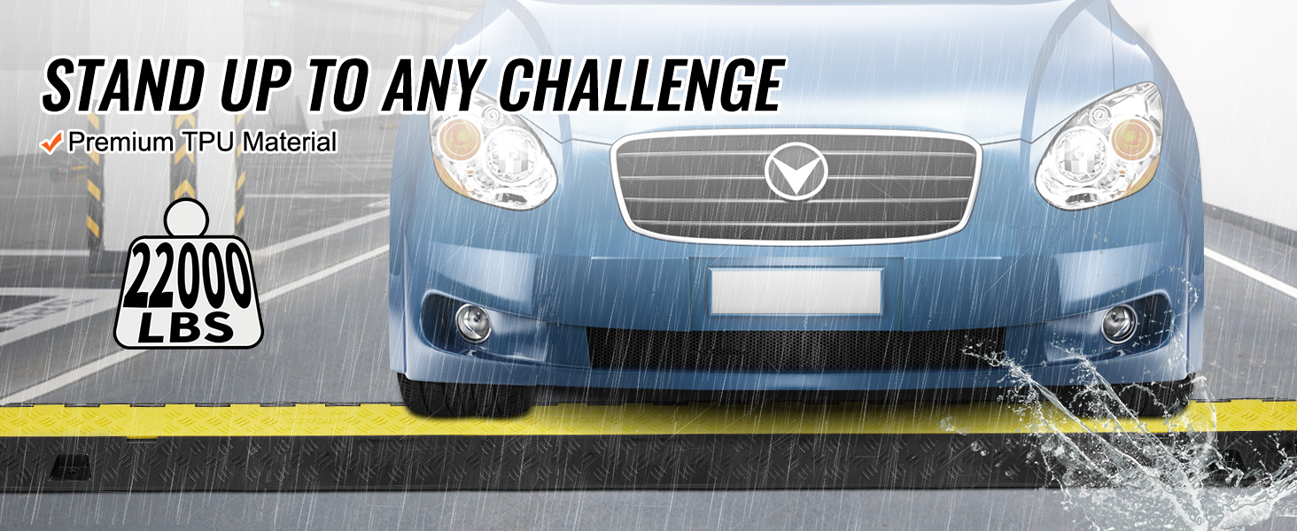 Zila automašīna lietū brauc pa VEVOR kabeļu aizsargu rampu, izturot 22000 mārciņas; izgatavota no augstākās kvalitātes TPU materiāla.