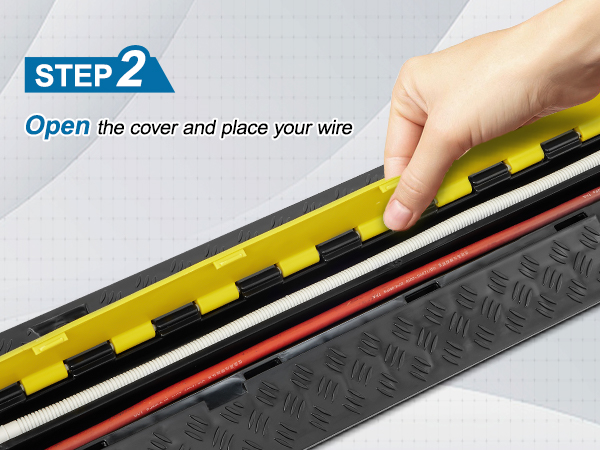 VEVOR kabeļu aizsarga rampas vāka pacelšana ar roku, lai ievietotu vadus iekšpusē, izceļot procesa 2. soli.