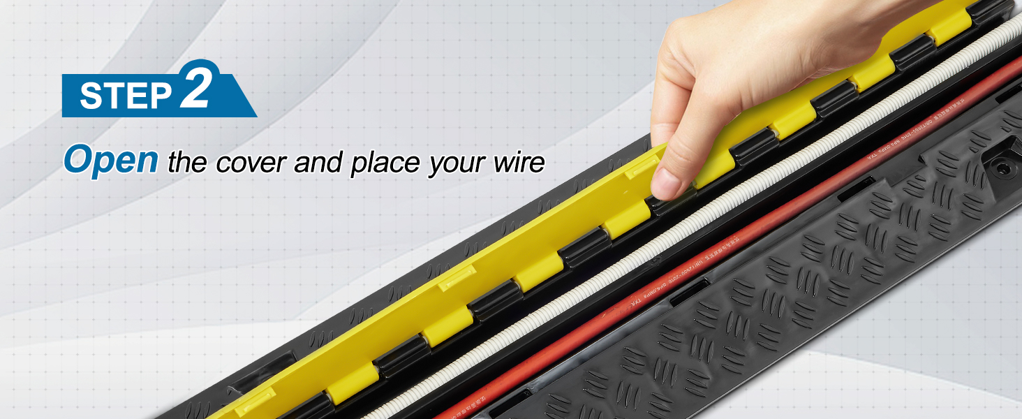 VEVOR kabeļu aizsarga rampas vāka pacelšana ar roku, lai ievietotu vadus iekšpusē, izceļot procesa 2. soli.