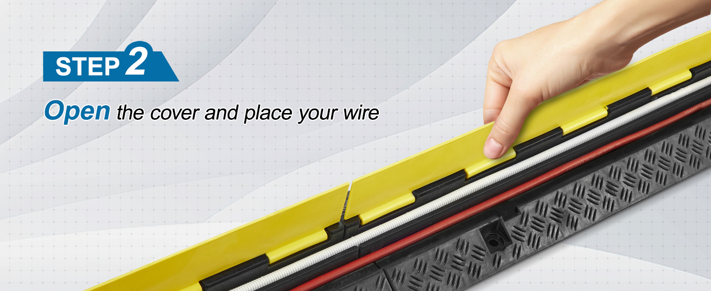 ручная демонстрация того, как разместить провода внутри рампы для защиты кабеля VEVOR, шаг 2 инструкции.