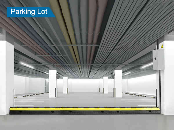 современная автостоянка с пандусом для защиты кабелей VEVOR, желто-черным покрытием для кабелей напротив входа.