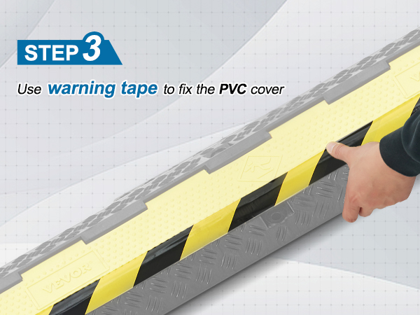 Ar roku uzklājot brīdinājuma lenti, lai nostiprinātu PVC pārsegu uz VEVOR kabeļu aizsarga rampas, 3. darbība.