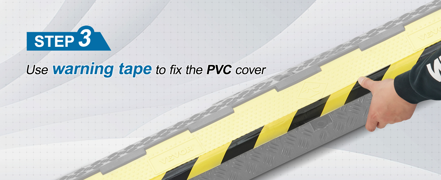 Ar roku uzklājot brīdinājuma lenti, lai nostiprinātu PVC pārsegu uz VEVOR kabeļu aizsarga rampas, 3. darbība.