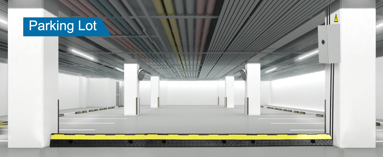 autostāvvieta ar VEVOR kabeļu aizsargu rampu zem krāsainām griestu caurulēm un stāvvietām.