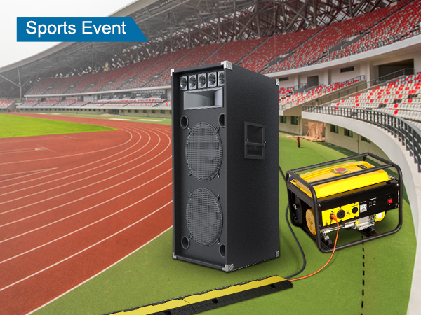 sporta pasākums ar stadiona skaņas sistēmu un VEVOR kabeļu aizsargu rampu trasē.