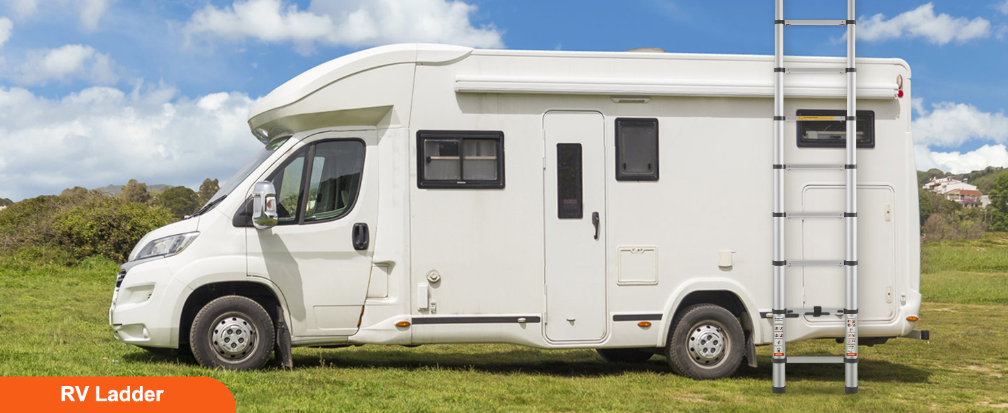 balta rv su VEVOR strėlės ilginimas pritvirtinti kopėčių, pastatytų ant žalios žolės pagal mėlynas dangus.