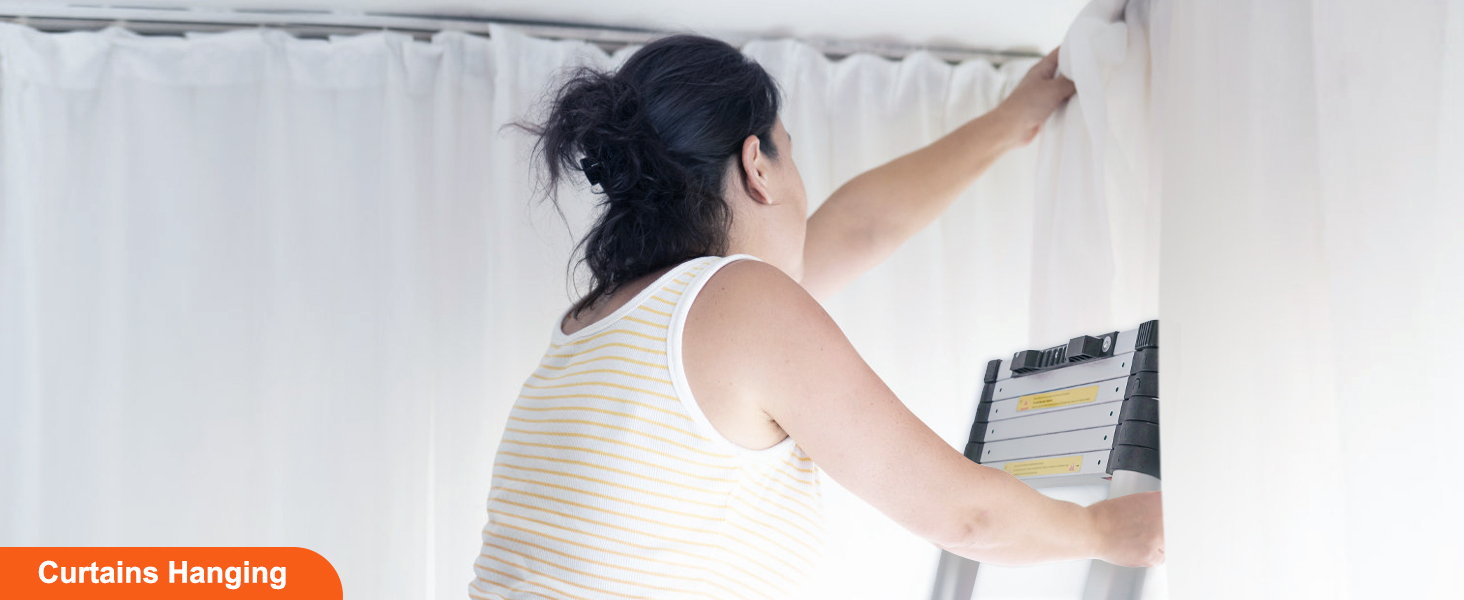 asmuo, kabo užuolaidos, naudojant VEVOR strėlės ilginimas kopėčių šviesus kambarys.