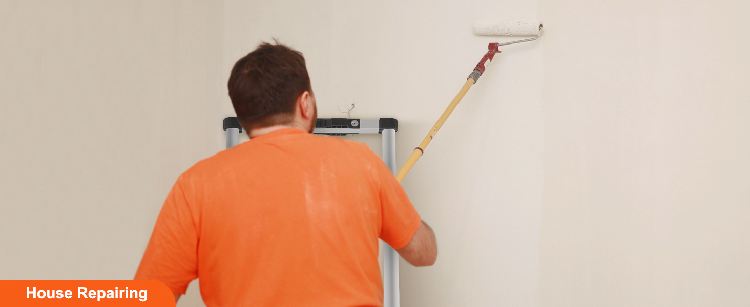 mees programmi paint abil rulli seinal seisab VEVOR teleskoopsilindrit redel, maja remont pooleli.