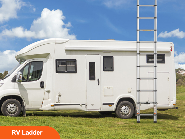 VEVOR teleskoopsilindrit redeli külge kinnitatud valge rv pargitud rohtukasvanud maastik all sinine taevas.