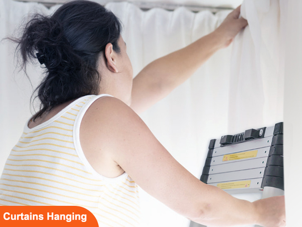 isik rippuvad kardinad, kasutades VEVOR teleskoopsilindrit redel, kus on valged linad taustal.