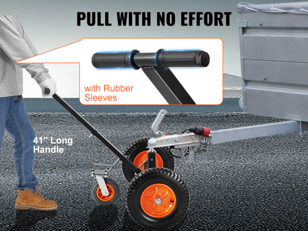 Vīrietis izmanto VEVOR piekabes ratiņus ar 41 collu garu rokturi un gumijas uzmavām, lai bez piepūles pārvietotu piekabi.