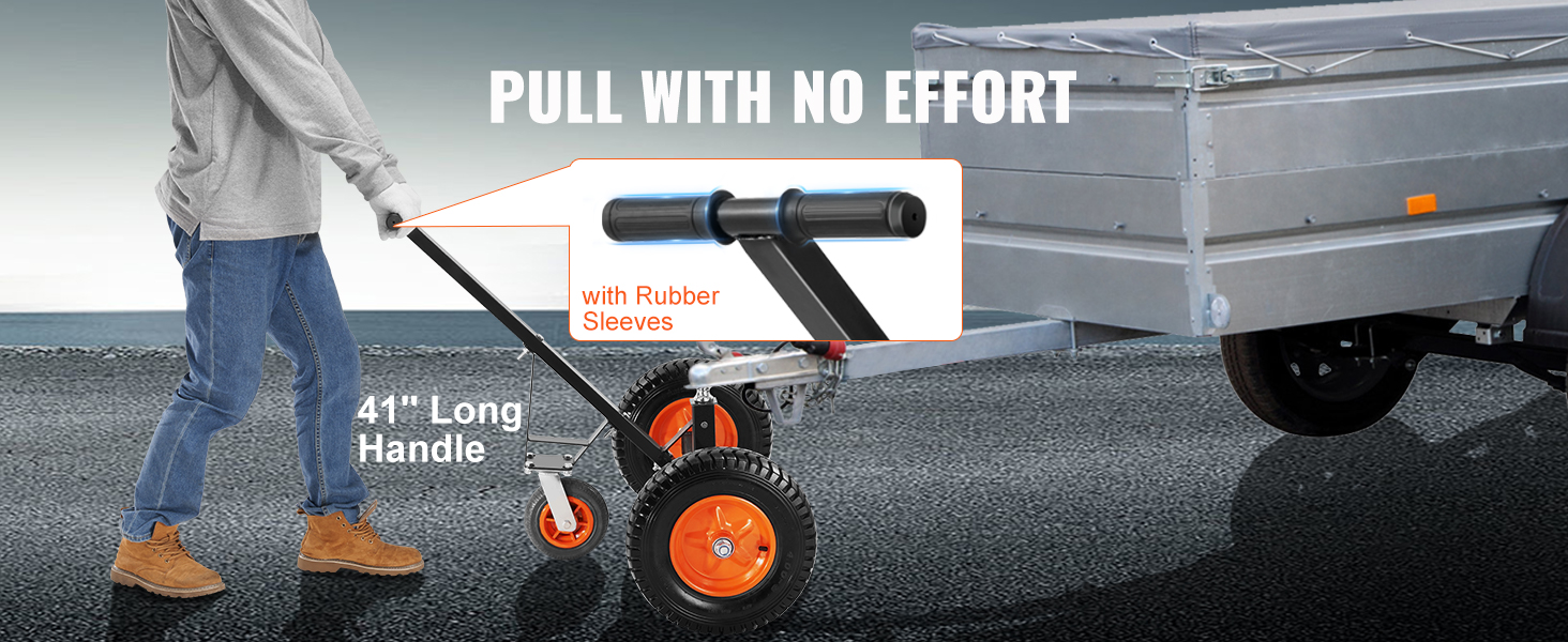 Vīrietis izmanto VEVOR piekabes ratiņus ar 41 collu garu rokturi un gumijas uzmavām, lai bez piepūles pārvietotu piekabi.