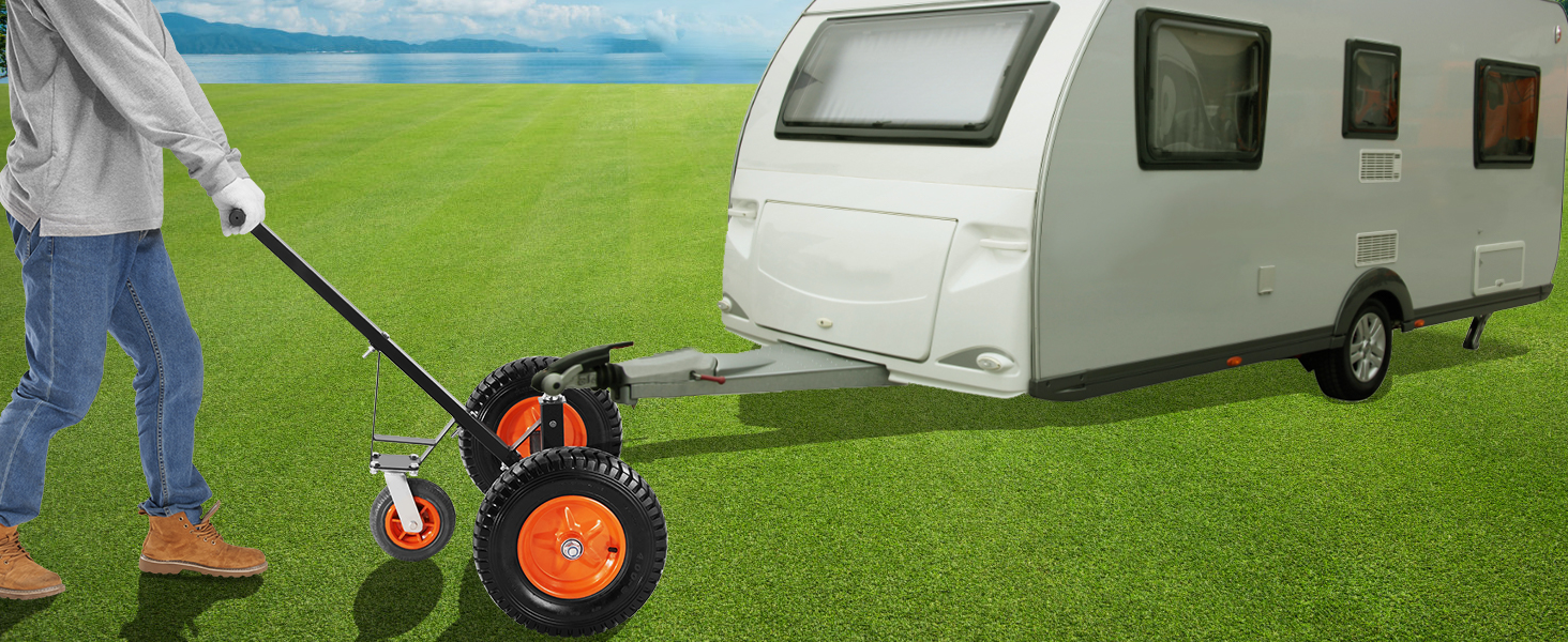 Cilvēks izmanto VEVOR piekabes ratiņus, lai manevrētu lielu baltu piekabi pa zāļainu lauku.