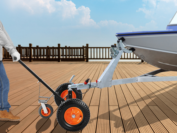 Cilvēks pārvieto laivu uz koka klāja ar VEVOR piekabi pie ezera.