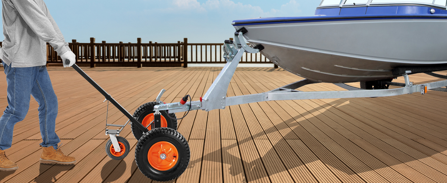 Cilvēks pārvieto laivu uz koka klāja ar VEVOR piekabi pie ezera.