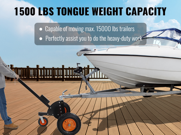 Persona, kas izmanto VEVOR piekabi ar ratiņiem, lai pārvietotu laivu ar 1500 mārciņu mēles celtspēju uz koka klāja.