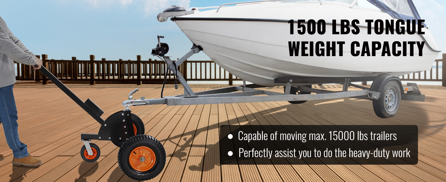 Persona, kas izmanto VEVOR piekabi ar ratiņiem, lai pārvietotu laivu ar 1500 mārciņu mēles celtspēju uz koka klāja.