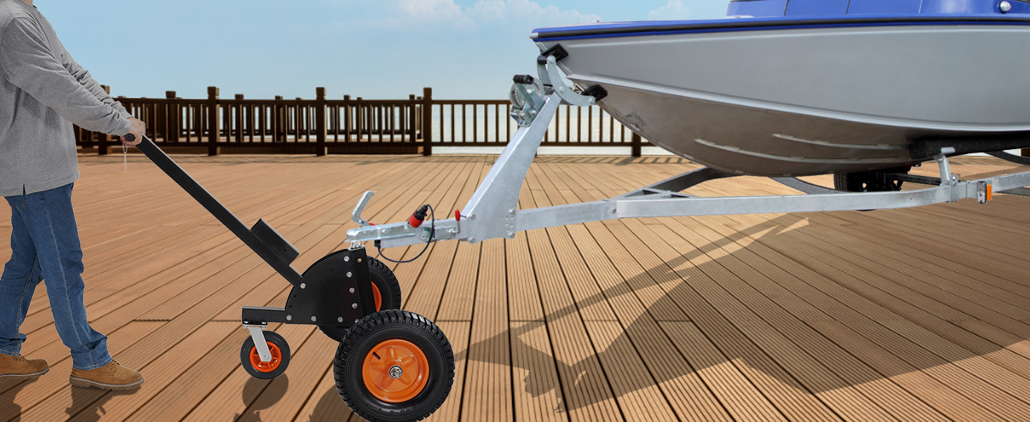 Vīrietis izmanto VEVOR piekabes ratiņus, lai pārvietotu laivu uz koka klāja ūdens tuvumā.