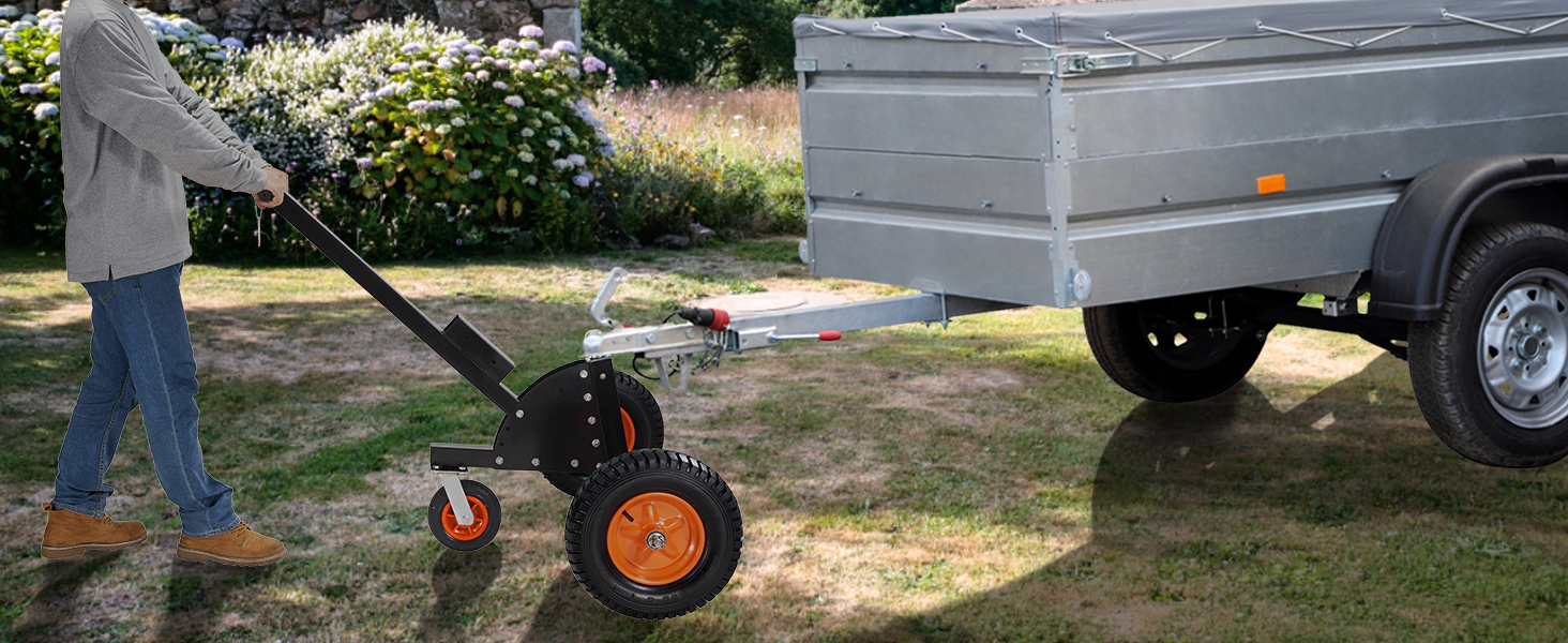 Vīrietis izmanto VEVOR piekabes ratiņus, lai pārvietotu piekabi pāri zāļainam pagalmam, fonā ziediem.