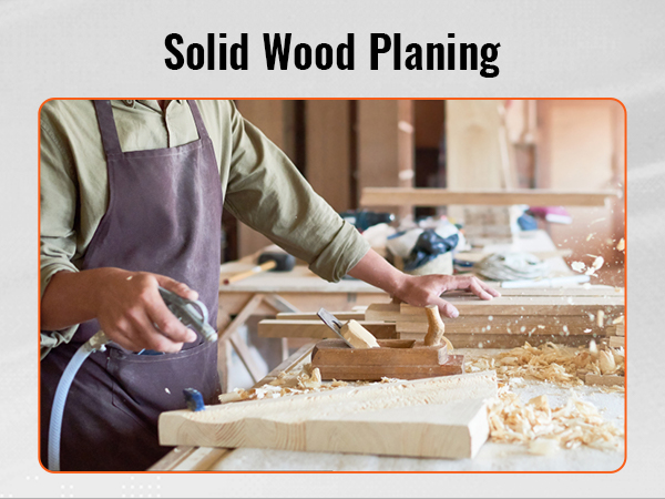 woodworker, naudojant vertus obliumi ant kietos medienos drožlės. VEVOR obliumi stovėti fone.