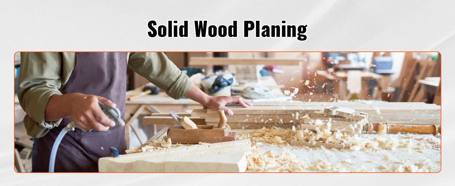 woodworker, naudojant vertus obliumi ant kietos medienos drožlės. VEVOR obliumi stovėti fone.