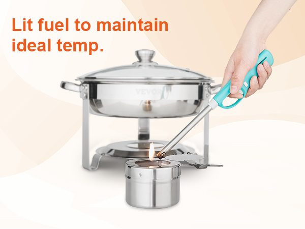 разожгите топливо вручную под жарочным шкафом VEVOR, установленным для поддержания идеальной температуры.