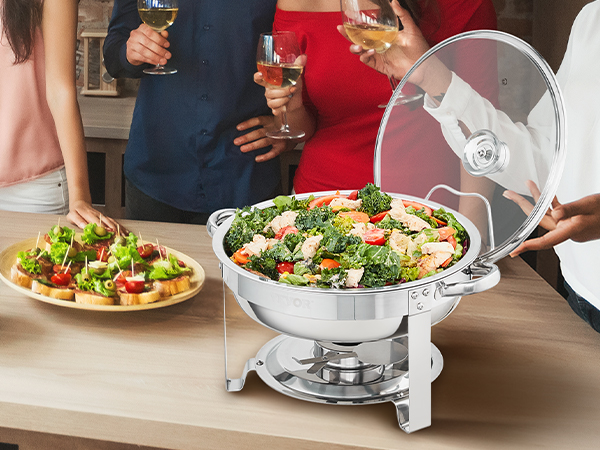 люди наслаждаются вечеринкой, поставив на стол блюдо для натирания VEVOR с салатом и разнообразными закусками.