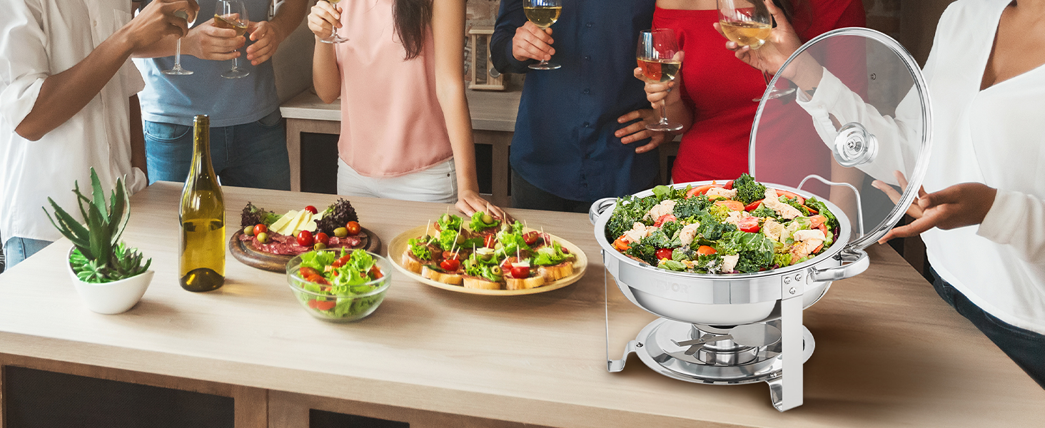 люди наслаждаются вечеринкой, поставив на стол блюдо для натирания VEVOR с салатом и разнообразными закусками.