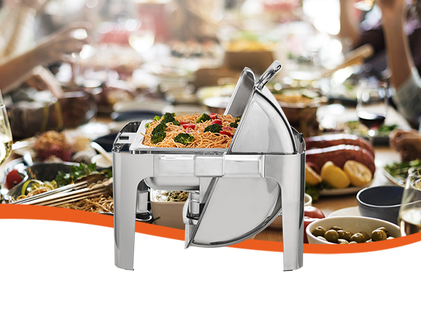 ВЕВОР выставляет блюдо на стол с едой, напитками и собравшимися людьми в праздничной обстановке.