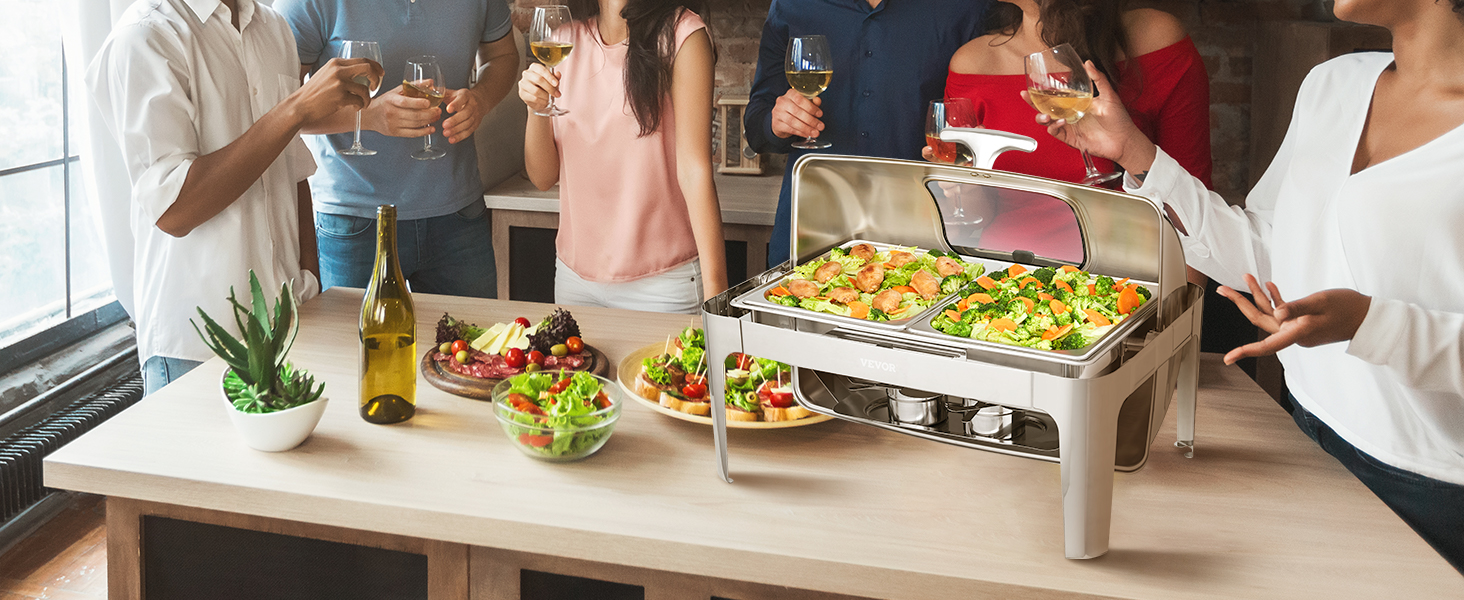 люди наслаждаются едой и напитками вокруг блюда VEVOR для обжаривания, наполненного горячими закусками на вечеринке.