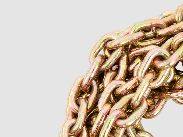close-up of coiled VEVOR transport binder chain with robust, gold-toned links against a neutral background.