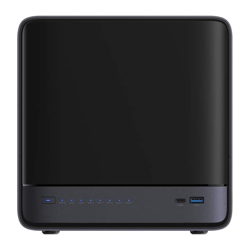 Väike ruudukujuline NAS/võrgu salvestusseade, millel on eesmised oleku LED-id ja USB 3.0 port tumehallil paneelil.