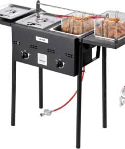 Gāzes fritieris ar dubultiem cepšanas groziem un sānu galdu uz melna statīva, kas savienots ar propāna šļūteni un regulatoru ar temperatūras mērītāju augļiem ārpusē.